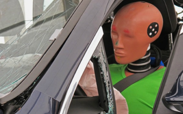 Acercamiento a prototipo de auto para choque con muñeco en el interior en espacio del conductor