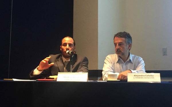 Stephan Brodziak y Alejandro Calvillo de El Poder del Consumidor en la conferencia de prensa