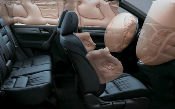 Vista lateral del interior de un auto con ilustración de sus bolsas de seguridad