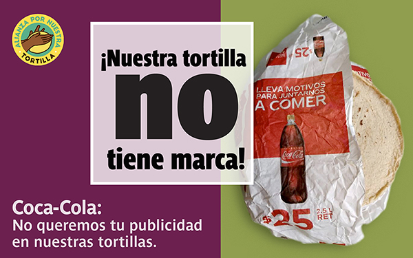 Tortillas envueltas en papel con publicidad de Coca-Cola y las leyendas: ¡Nuestra tortilla no tiene marca! y Coca-Cola: no queremos tu publicidad en nuestras tortillas.