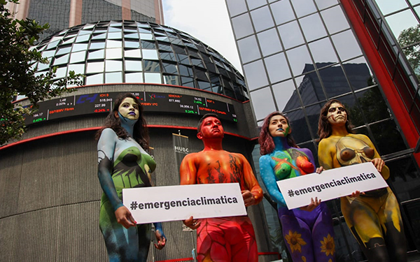 Acción civil con body paint en la Bolsa mexicana de Valores a fin de generar conciencia sobre la relación que existe entre el acelerado calentamiento global y el modelo de desarrollo económico prevaleciente