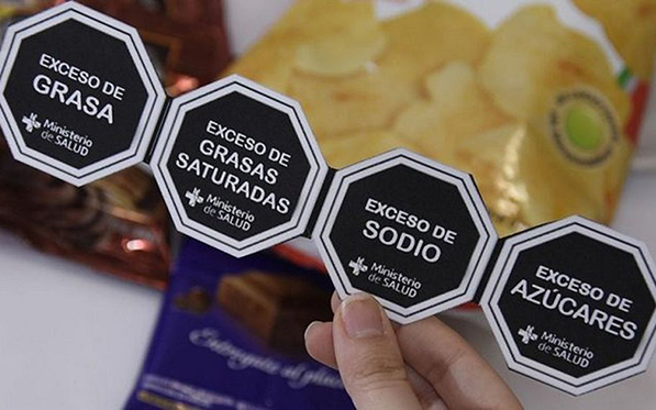 Octágonos del etiquetado frontal de advertencia de productos en Perú promovido por el Ministerio de Salud (Minsa) peruano