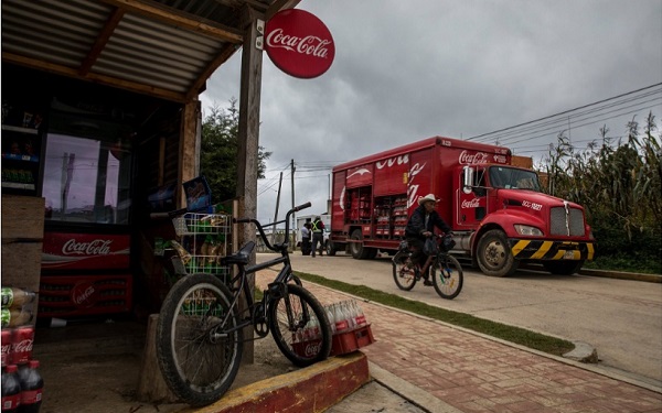 Camión repartidor y tienda con publicidad de Coca-Cola en San Juan Chamula, Chiapas