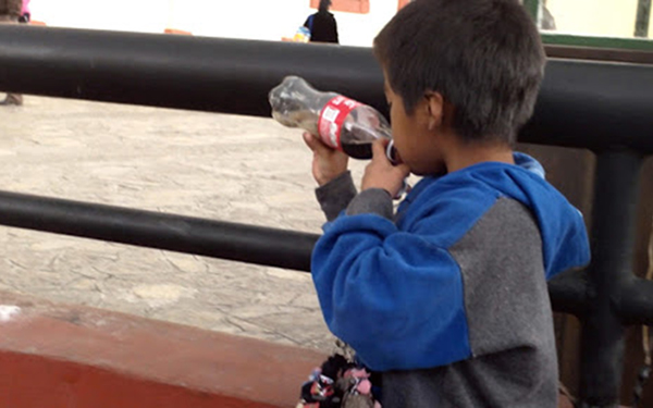 Niño tomando una Coca-Cola