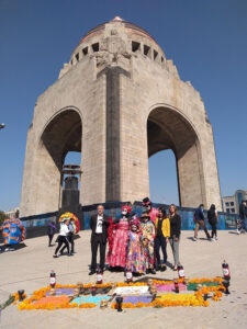 Con el Monumento a la Revolución de fondo, escenificamos un altar viviente de muertos con una familia mexicana que vestía trajes formados por etiquetas de las principales marcas de bebidas azucaradas y de comida chatarra