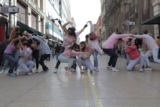 Flashmob con bailarines al ritmo de la rola “Beso Letal” del disco Dulce Veneno en la calle de Madero, principal calle peatonal del Centro Histórico de la Ciudad de México
