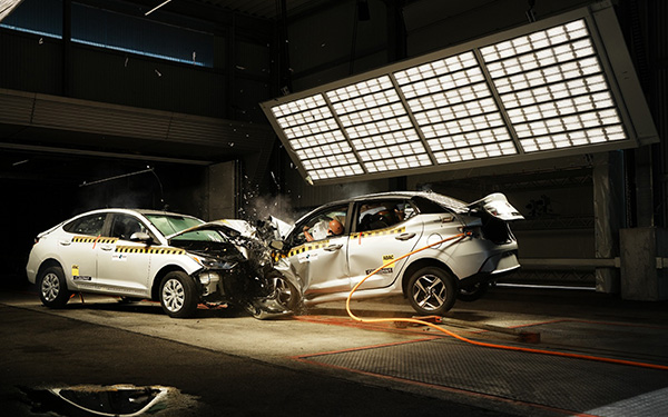 Prueba de choque frontal entre dos vehículos de la marca Hyundai, uno vendido en los Estados Unidos y el otro en México