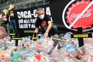 Acto público de Greenpeace México y El Poder del Consumidor a las afueras del corporativo de Coca-Cola, una de las empresas que más plásticos contaminantes produce y que se encuentran en el planeta en forma de basura