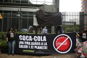 Acto público de Greenpeace México y El Poder del Consumidor a las afueras del corporativo de Coca-Cola, durante la acción el logo de la empresa fue cubierto con una tela negra para evitar su identificación en la documentación fotográfica del acto
