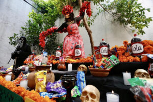 Catrina de la Chatarra en altar de muertos por la comida chatarra y bebidas azucaradas 