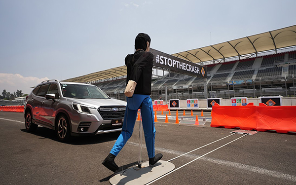 Presentación de Stop The Crash en el Autódromo Hermanos Rodríguez de Ciudad de México