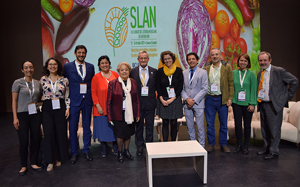 Participantes del Congreso de la Sociedad Latinoamericana de Nutrición (SLAN) que se realiza en Cuenca, Ecuador, agrupados en la Alianza Global para la Alimentación Saludable de Niñas, Niños y Adolescentes: Capítulo América Latina y el Caribe (ALC), que presentaron el Consenso de Cuenca