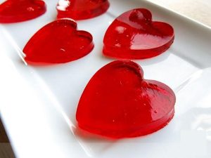 Gelatinas de frambuesa en forma de corazones