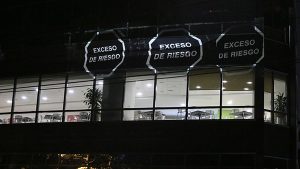 Videomaping en el edificio de Coca-Cola con las leyenda EXCESO DE RIESGO