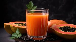 Agua fresca de papaya en un vaso y con mitades de papayas alrededor